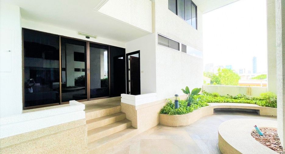 For rent 3 bedrooms condo in Watthana, Bangkok