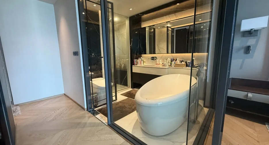 For rent 6 bedrooms condo in Pathum Wan, Bangkok