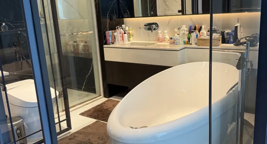 For rent 6 bedrooms condo in Pathum Wan, Bangkok