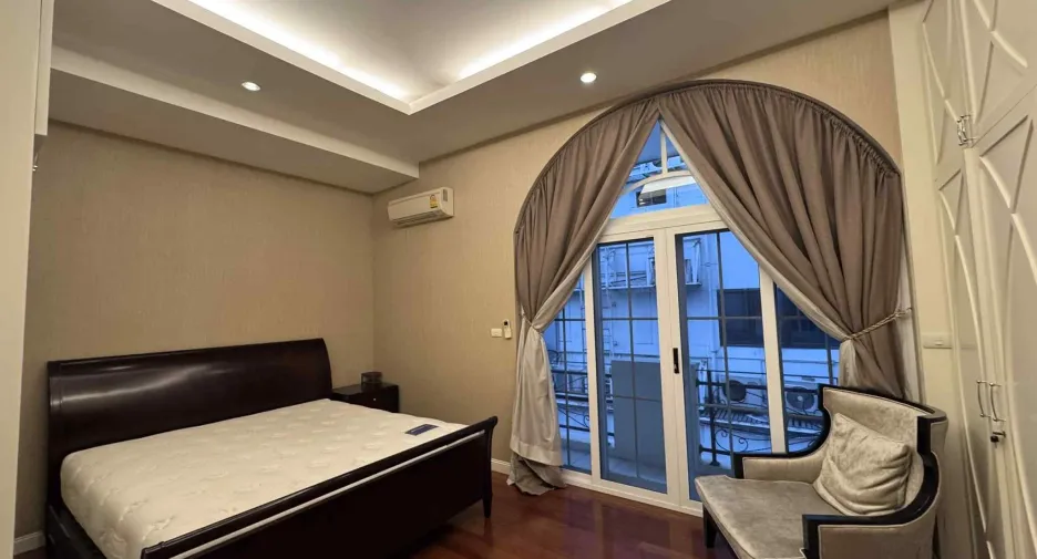 Casa en alquiler de 4 habitaciones en Khlong Toei, Bangkok