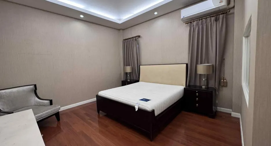 Casa en alquiler de 4 habitaciones en Khlong Toei, Bangkok