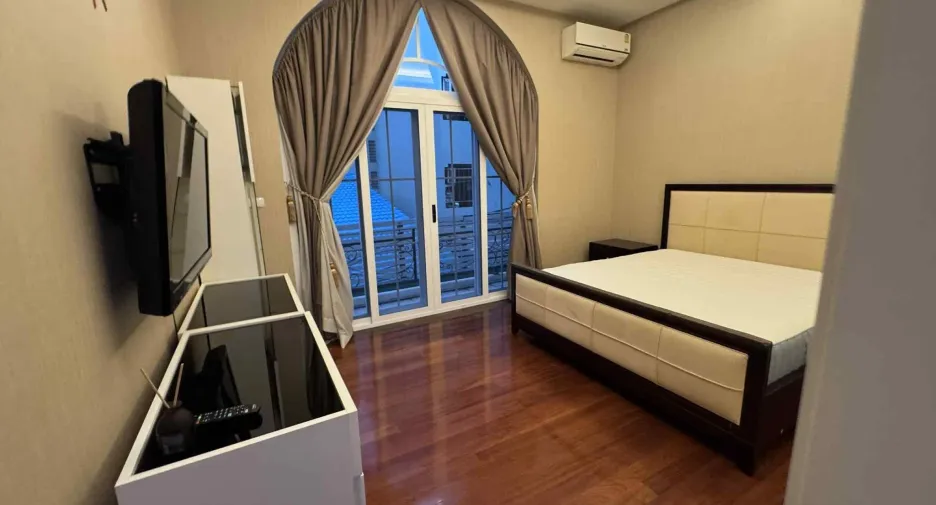 Casa en alquiler de 4 habitaciones en Khlong Toei, Bangkok