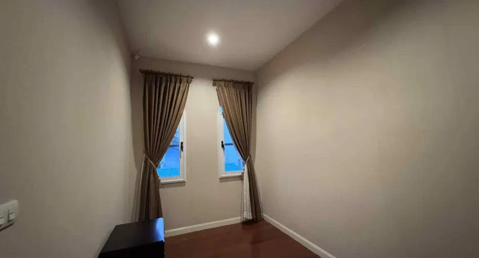 Casa en alquiler de 4 habitaciones en Khlong Toei, Bangkok