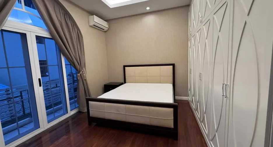Casa en alquiler de 4 habitaciones en Khlong Toei, Bangkok