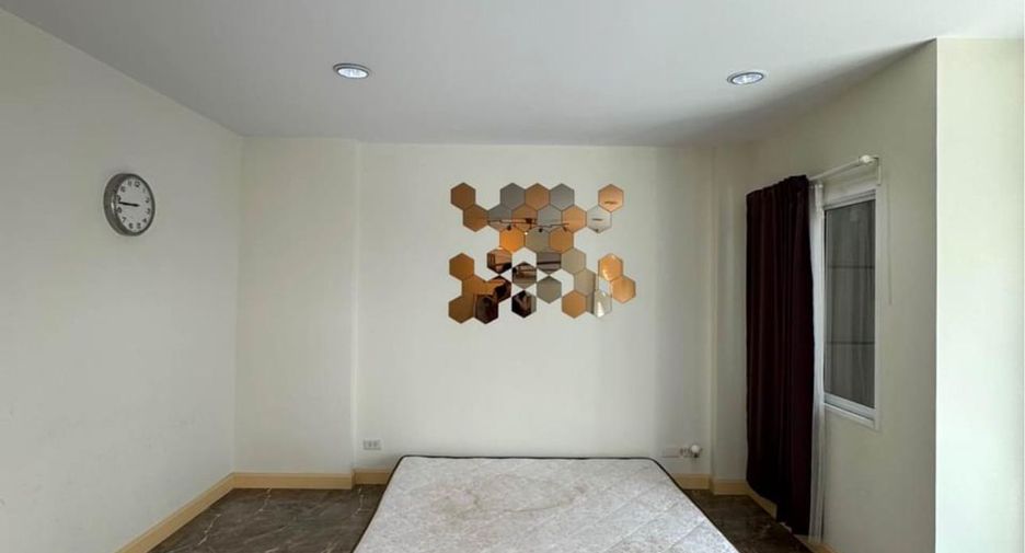 For rent 5 bedrooms townhouse in Prawet, Bangkok