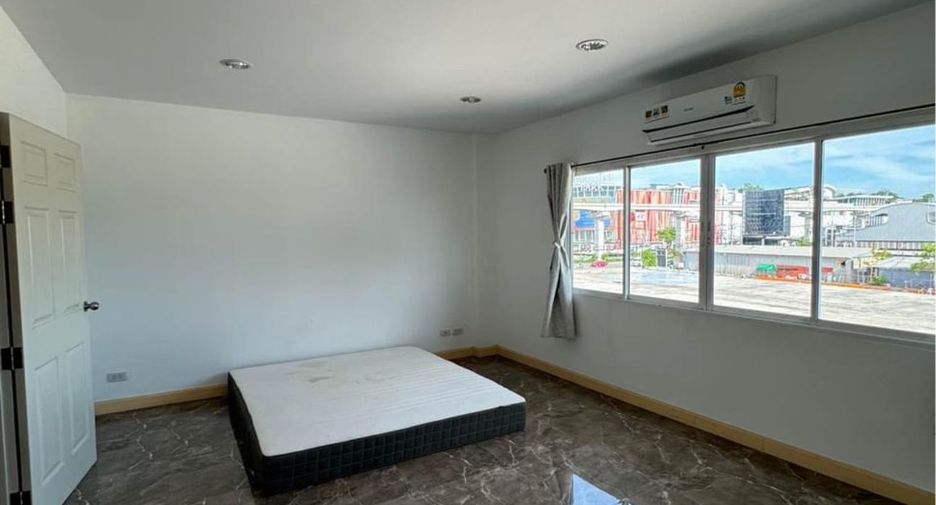 For rent 5 bedrooms townhouse in Prawet, Bangkok