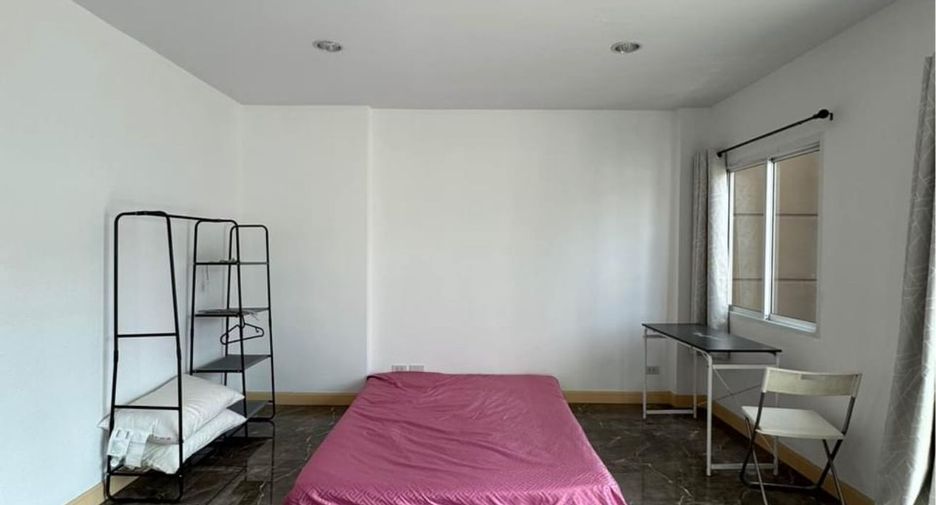 For rent 5 bedrooms townhouse in Prawet, Bangkok