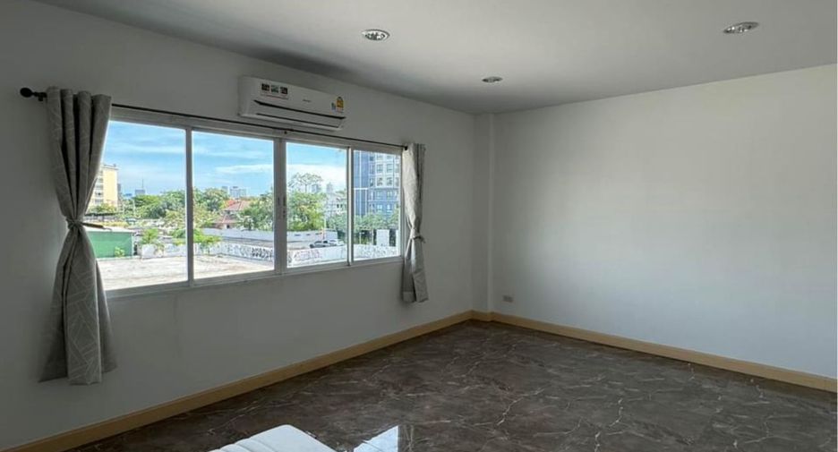 For rent 5 bedrooms townhouse in Prawet, Bangkok