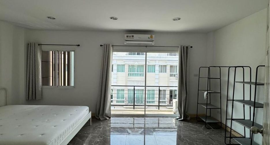 For rent 5 bedrooms townhouse in Prawet, Bangkok