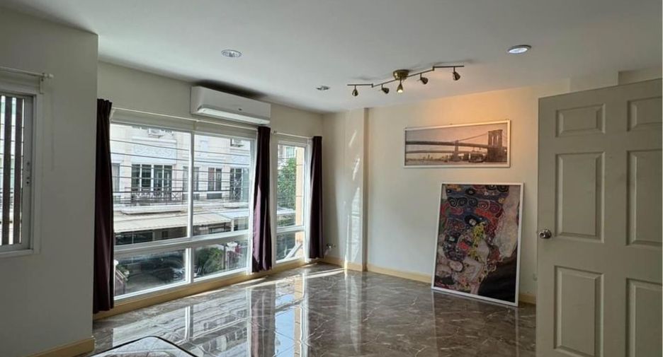 For rent 5 bedrooms townhouse in Prawet, Bangkok
