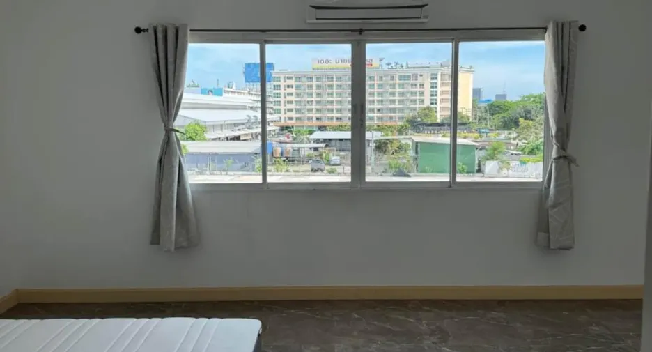 For rent 5 bedrooms townhouse in Prawet, Bangkok