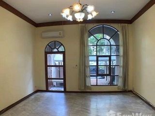 Casa adosada en alquiler de 4 habitaciones en Watthana, Bangkok
