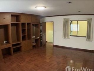Casa adosada en alquiler de 4 habitaciones en Watthana, Bangkok