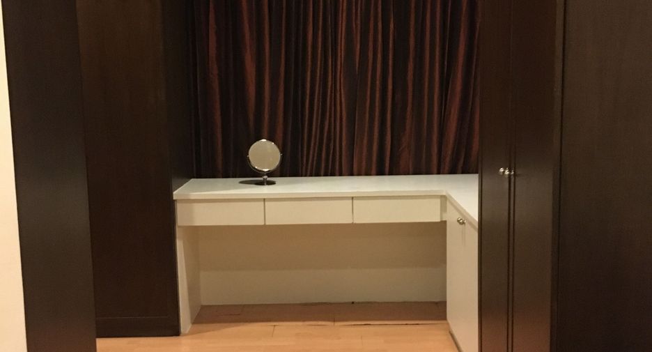 Condo en alquiler de 3 habitaciones en Khlong Toei, Bangkok