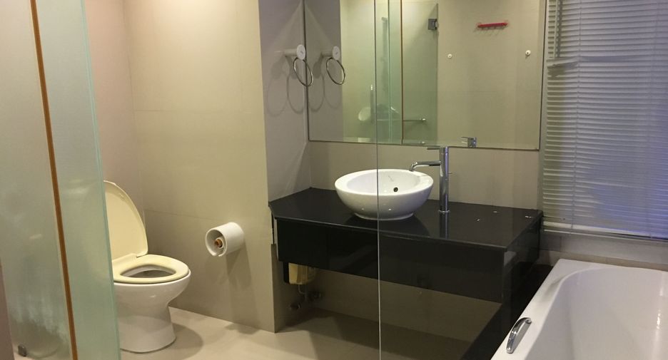 Condo en alquiler de 3 habitaciones en Khlong Toei, Bangkok