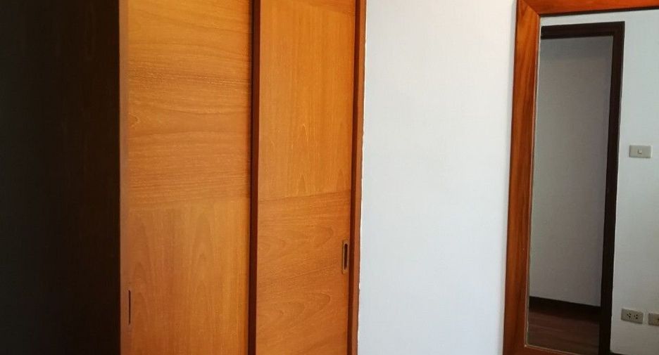 For rent 2 bedrooms condo in Yan Nawa, Bangkok