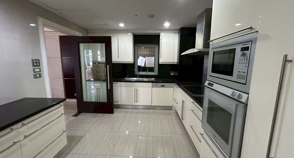 For rent 4 bedrooms condo in Pathum Wan, Bangkok