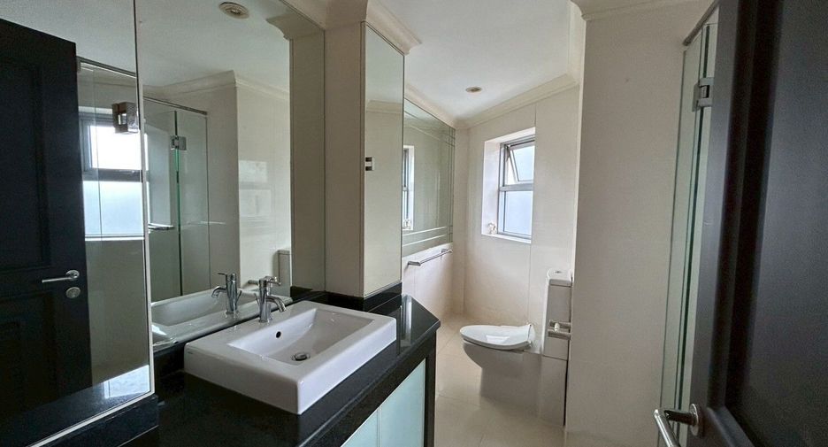For rent 4 bedrooms condo in Pathum Wan, Bangkok