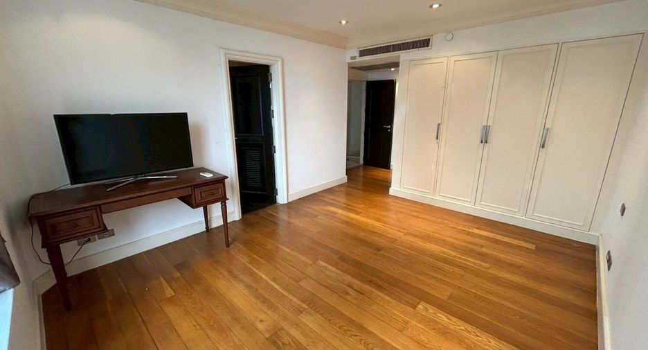 For rent 4 bedrooms condo in Pathum Wan, Bangkok