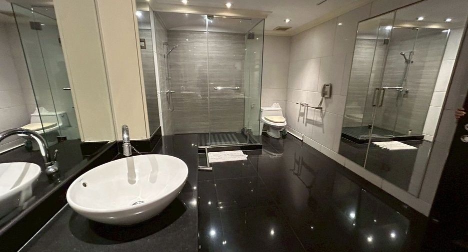 For rent 4 bedrooms condo in Pathum Wan, Bangkok