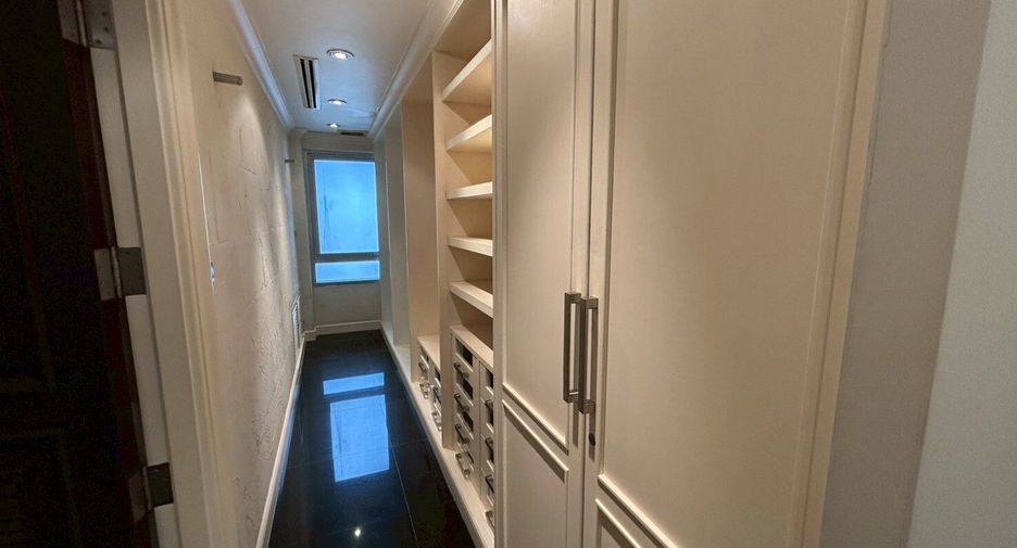 For rent 4 bedrooms condo in Pathum Wan, Bangkok