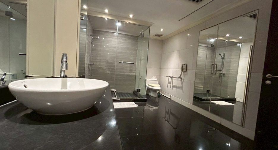For rent 4 bedrooms condo in Pathum Wan, Bangkok