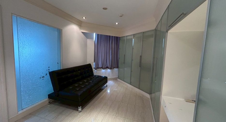 For rent 4 bedrooms condo in Pathum Wan, Bangkok