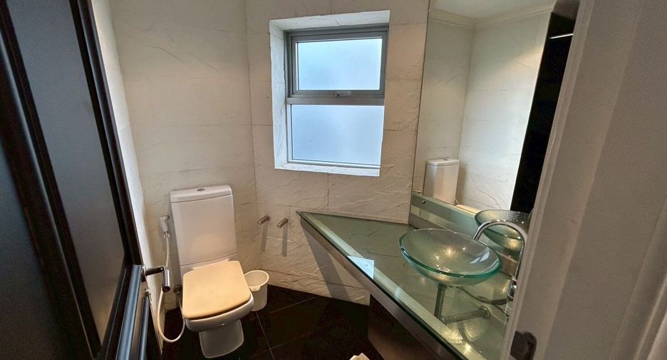 For rent 4 bedrooms condo in Pathum Wan, Bangkok