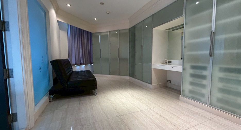 For rent 4 bedrooms condo in Pathum Wan, Bangkok