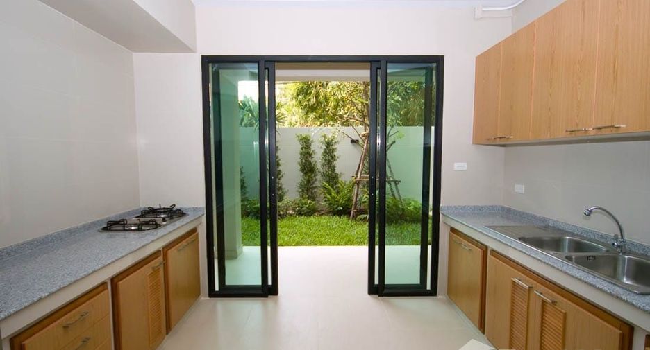 For rent 3 bedrooms villa in Watthana, Bangkok