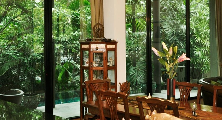 For rent 3 bedrooms villa in Watthana, Bangkok