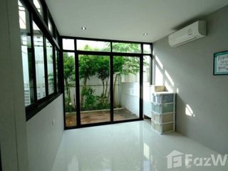 Casa adosada en alquiler de 4 habitaciones en Lat Phrao, Bangkok