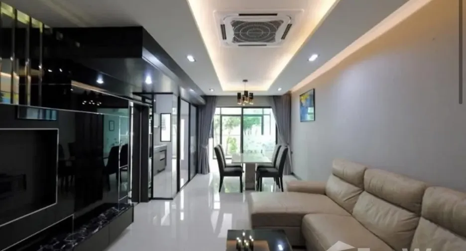 Casa adosada en alquiler de 4 habitaciones en Lat Phrao, Bangkok
