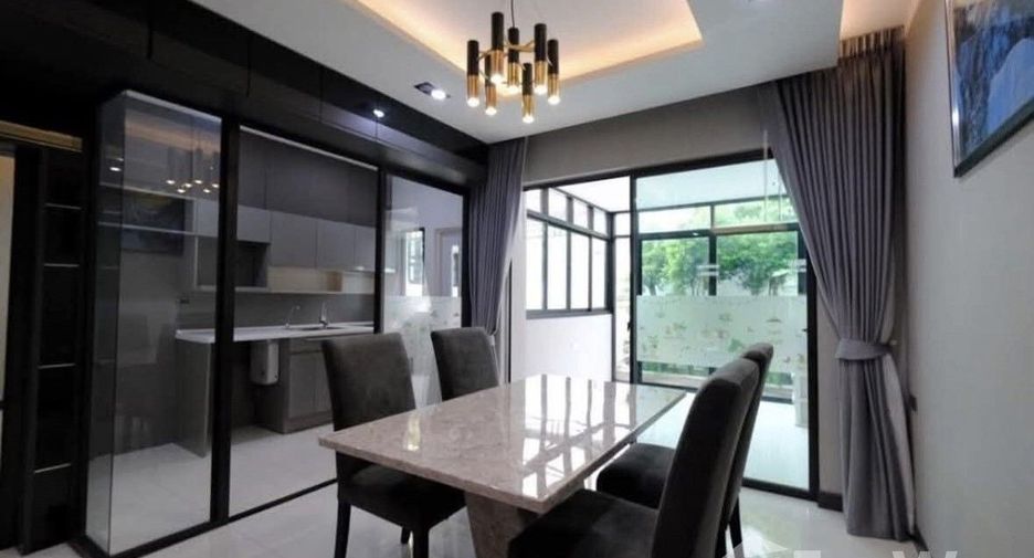 Casa adosada en alquiler de 4 habitaciones en Lat Phrao, Bangkok