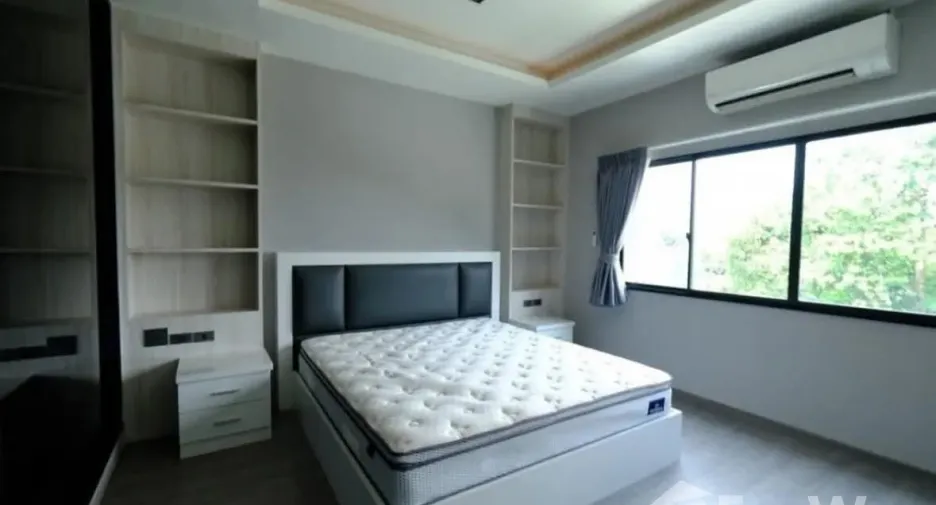 Casa adosada en alquiler de 4 habitaciones en Lat Phrao, Bangkok