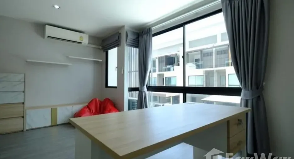 Casa adosada en alquiler de 4 habitaciones en Lat Phrao, Bangkok