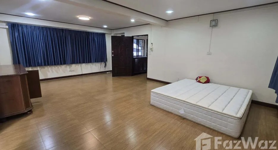 À louer 4 chambres maison à Huai Khwang, Bangkok