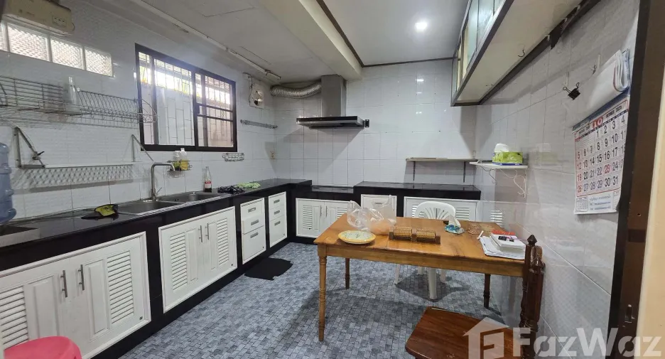 À louer 4 chambres maison à Huai Khwang, Bangkok