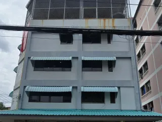 À louer 4 chambres maison à Huai Khwang, Bangkok