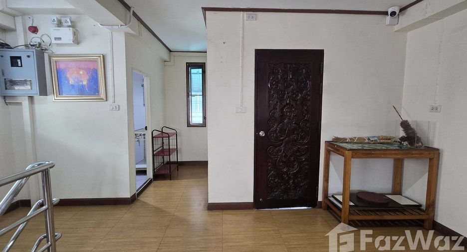 À louer 4 chambres maison à Huai Khwang, Bangkok