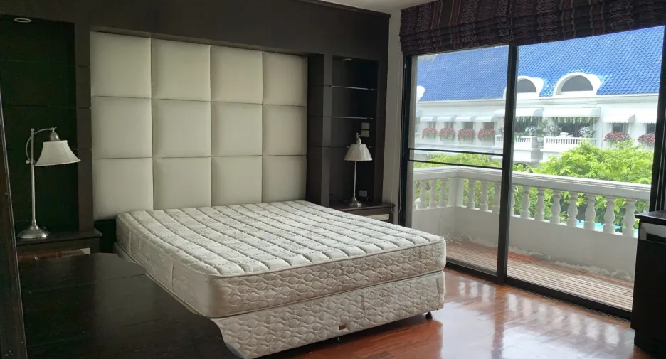 For rent 3 bedrooms townhouse in Watthana, Bangkok