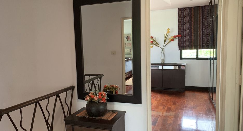 For rent 3 bedrooms townhouse in Watthana, Bangkok