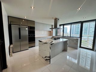 Condo en alquiler de 3 habitaciones en Khlong Toei, Bangkok