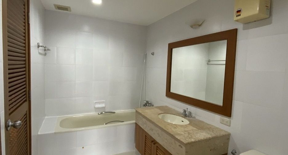 For rent 3 bedrooms condo in Khlong Toei, Bangkok