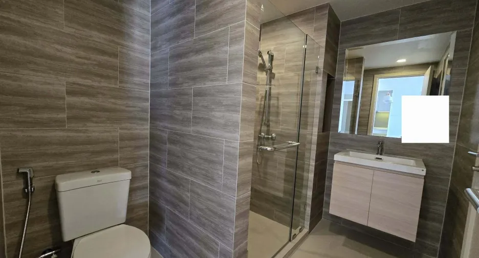 For rent 2 bedrooms condo in Huai Khwang, Bangkok