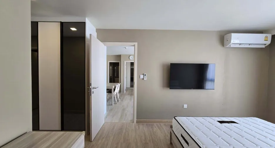 For rent 2 bedrooms condo in Huai Khwang, Bangkok