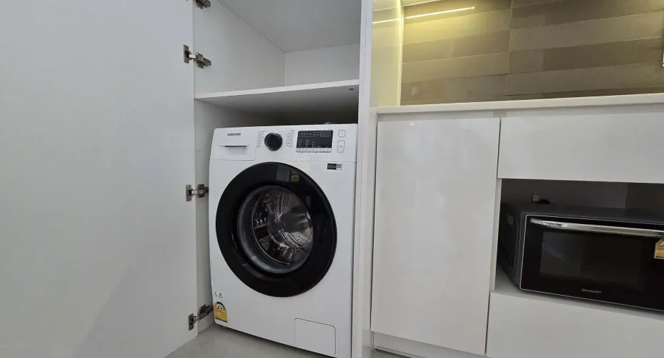 For rent 2 bedrooms condo in Huai Khwang, Bangkok