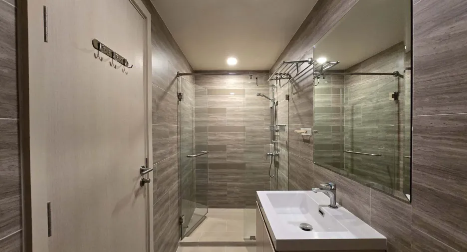 For rent 2 bedrooms condo in Huai Khwang, Bangkok