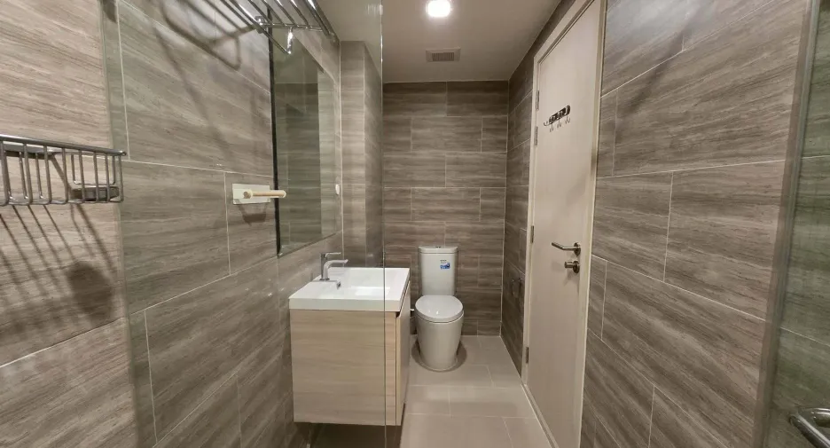 For rent 2 bedrooms condo in Huai Khwang, Bangkok
