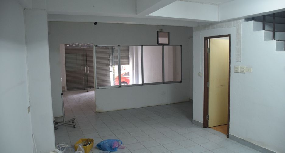 For rent 4 bedrooms retail Space in Bang Kho Laem, Bangkok